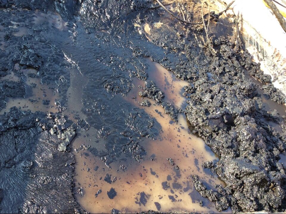 含油污水是原油、泥沙、水等的混合物。