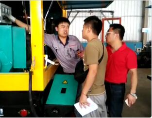 羅德技術(shù)團(tuán)隊(duì)與工廠工作人員討論產(chǎn)品 羅德技術(shù)團(tuán)隊(duì)與工廠工作人員討論產(chǎn)品