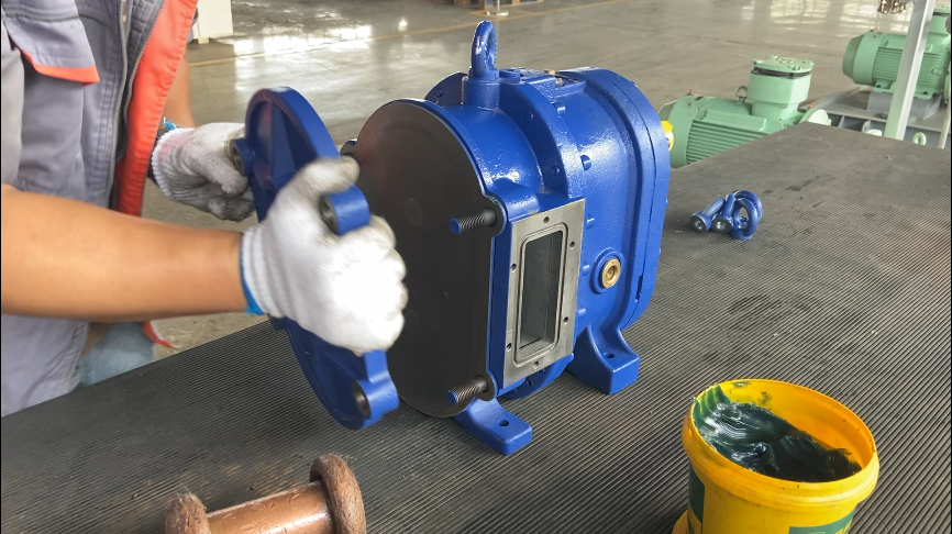 填入密封圈，裝外襯板，泵蓋，對角扭緊快裝螺絲