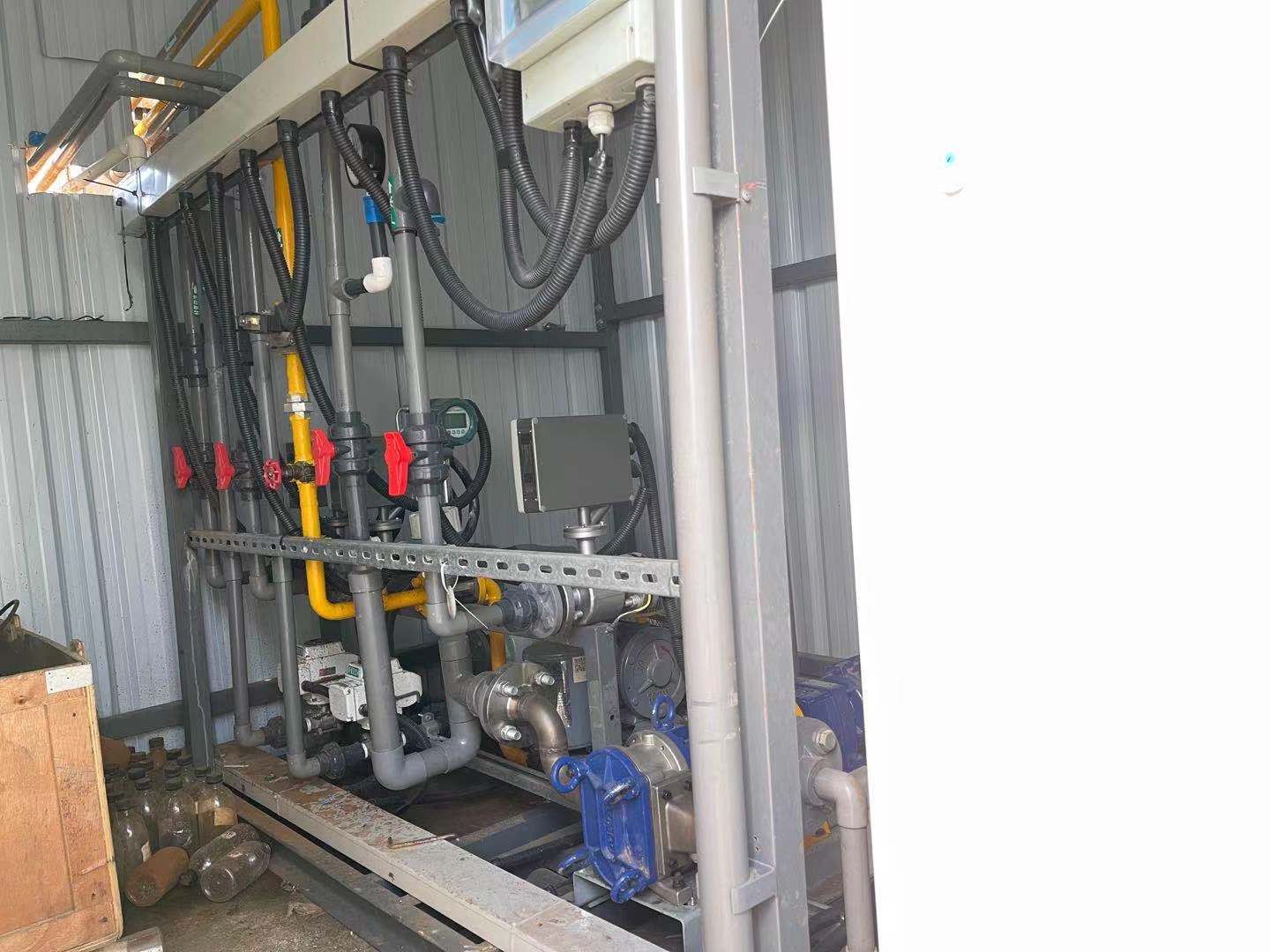 羅德凸輪泵應(yīng)用于芬頓膜處理，體現(xiàn)出強(qiáng)自吸正反轉(zhuǎn)的優(yōu)勢。